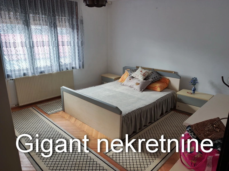 Izdaje se trosoban stan u kući kod Žitopeka u Nišu 4