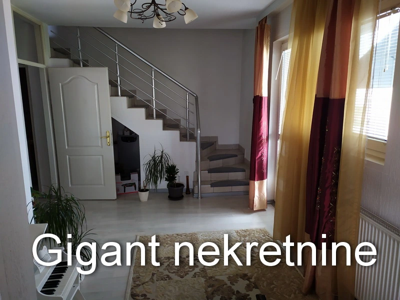 Prodajem petosoban stan kod parkića Svetog Save u Nišu 9