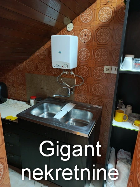 Prodaje se poslovni prostor preko puta bolnice u Nišu 7
