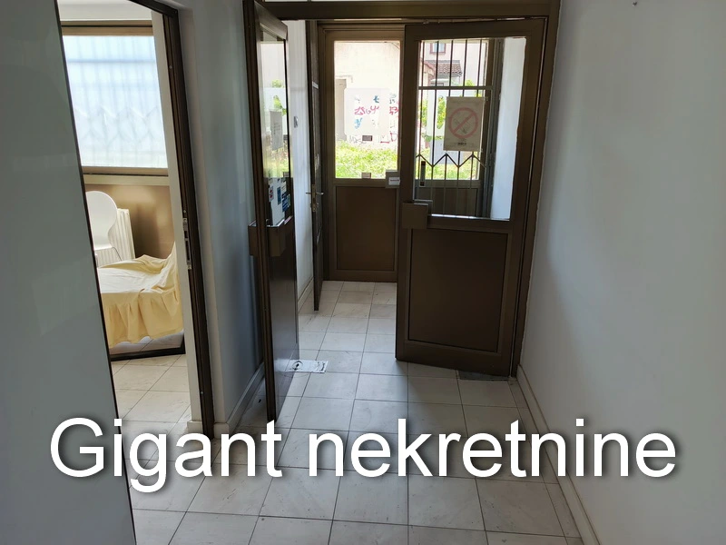 Prodaje se poslovni prostor preko puta bolnice u Nišu 13